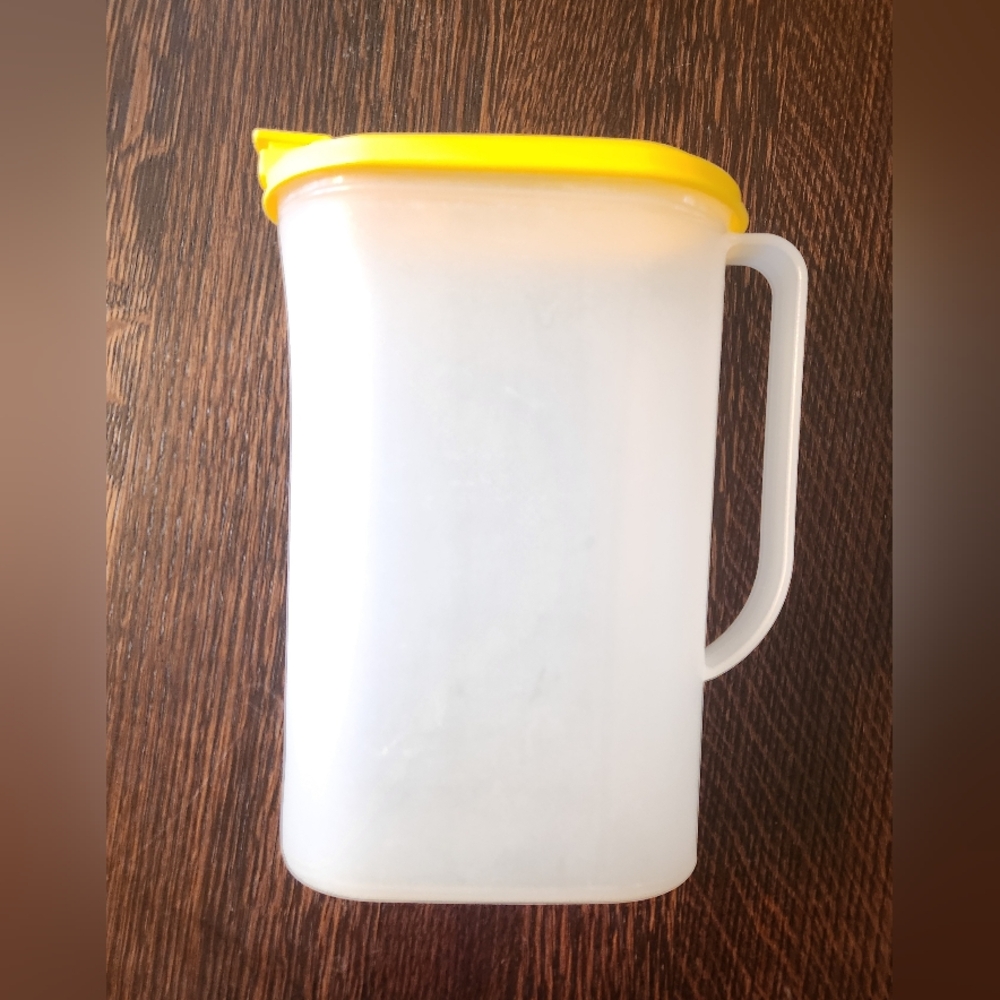 Tupperware Slim 2-Quart Store & Serve Pour Pitcher (2009C-2) w/YellowLid EUC $13 - Picture 2 of 5